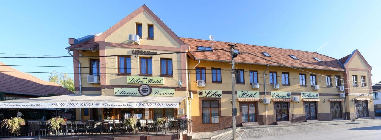 Libra Hotel Veresegyház Exterior foto